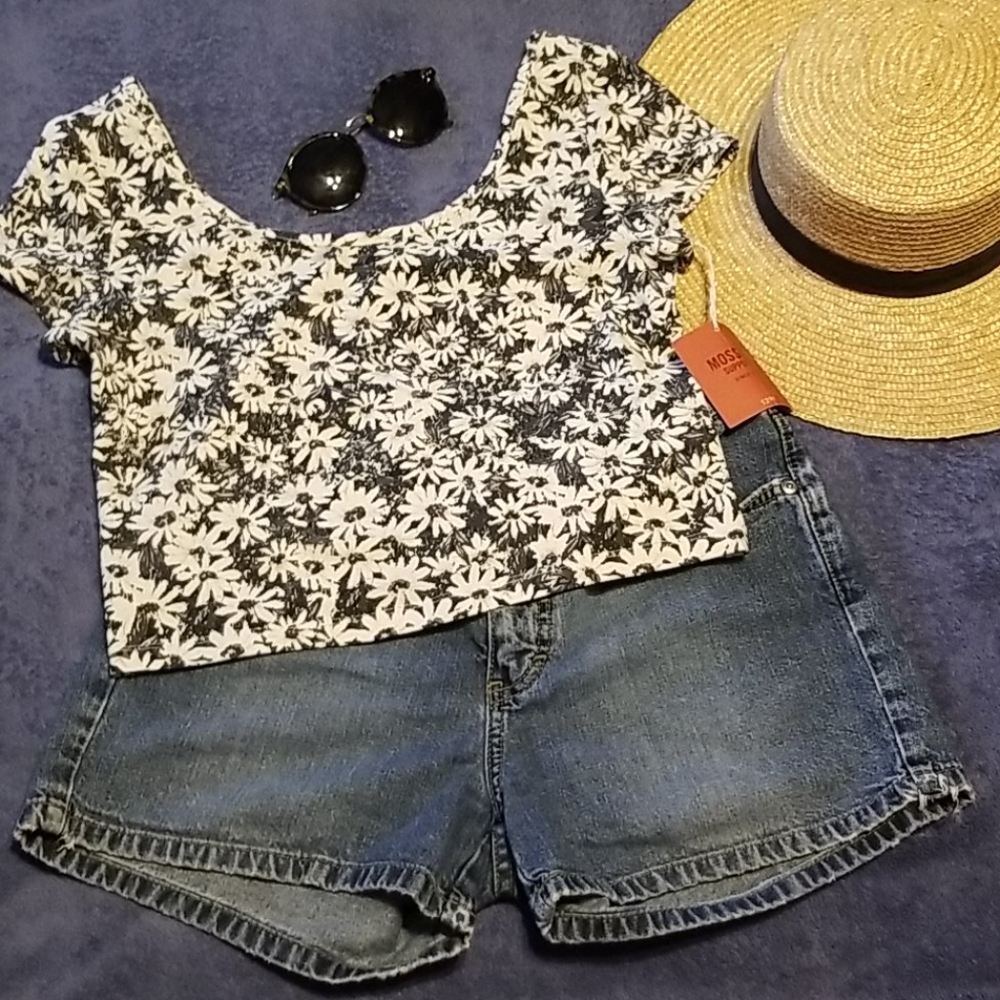 2/$15 NWT Daisy Print Crop Top